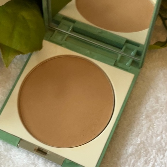 Clinique Foundation Palette Barely Used - Picture 2 of 3